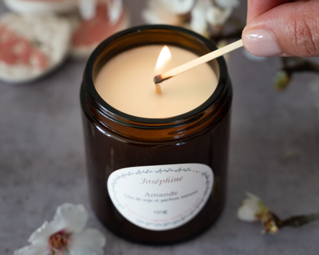 Bougie naturelle senteur amande 150 g allumée vue du dessus. Marque bougies Josephine
