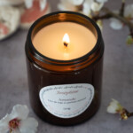 Bougie naturelle parfumée à l'amande 150 g allumée vue du dessus. Marque bougies Josephine